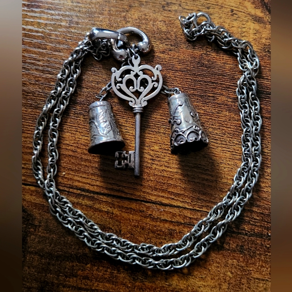 Silver tone vintage necklace